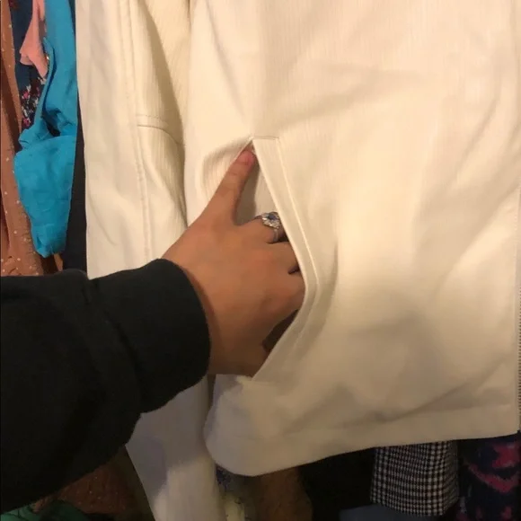 Elegant Cream Leather Jacket for Women - Picture 4 of 6